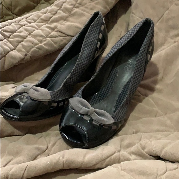 Woman’s peep toe heels - Picture 1 of 3